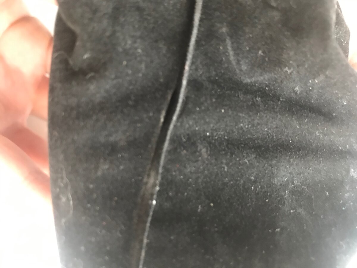 Прям на шве дырка