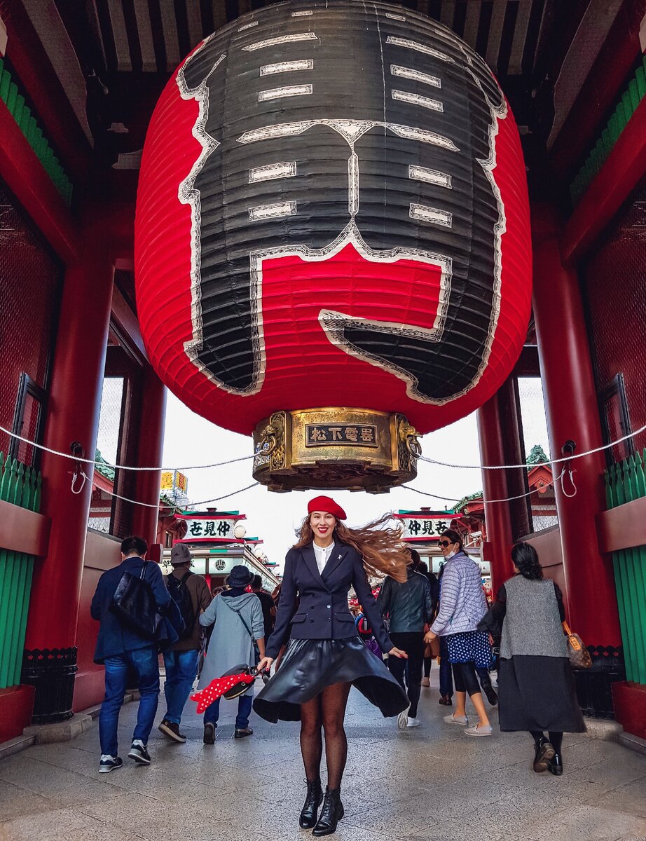 Врата Каминаримон в храме Сэнсо-дзи, Токио, Япония