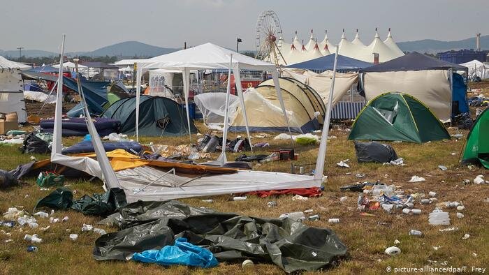 Вид на поляну после фестиваля Rock am Ring. Источник: dw.com