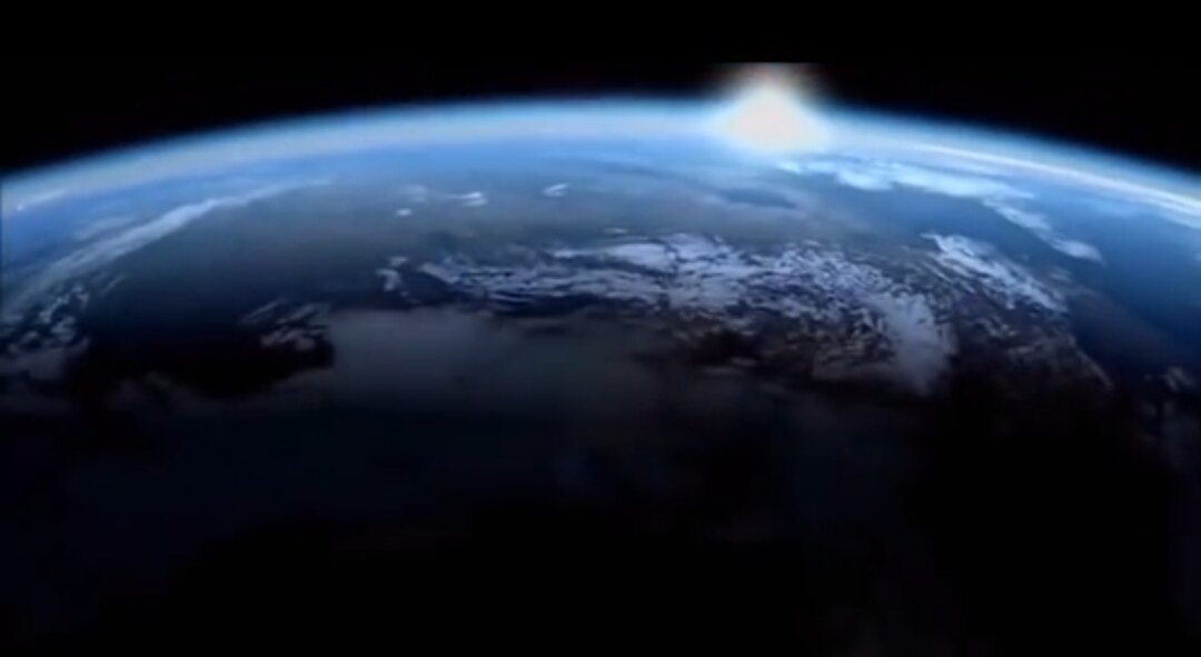 Этот факт многим известен со школы, расстояние от планет до Солнца определяется простешей закономерностью и выражается вот этой несложной формулой. 