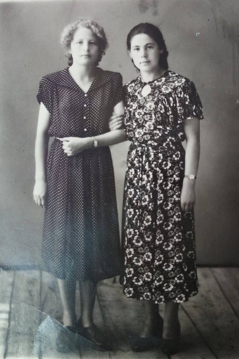 Фото 1957г Девушки без косметики и в натуральных  платьях из крепдешина.