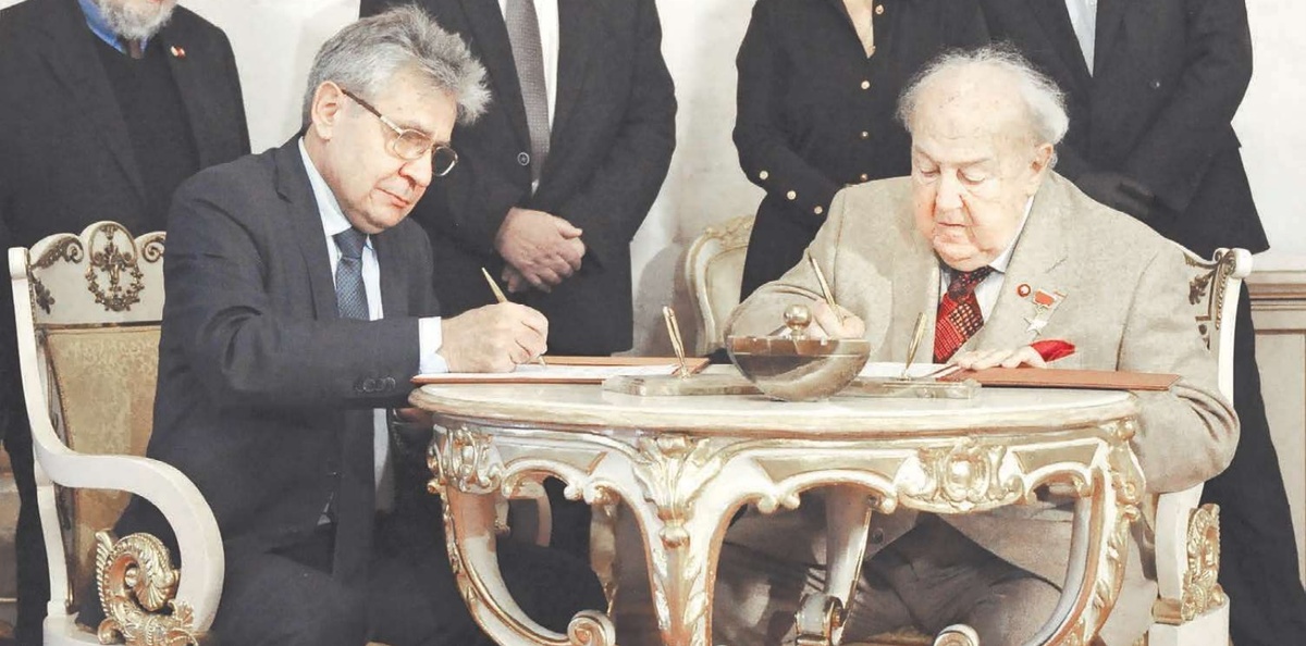 На фото: А. Сергеев, З. Церетели