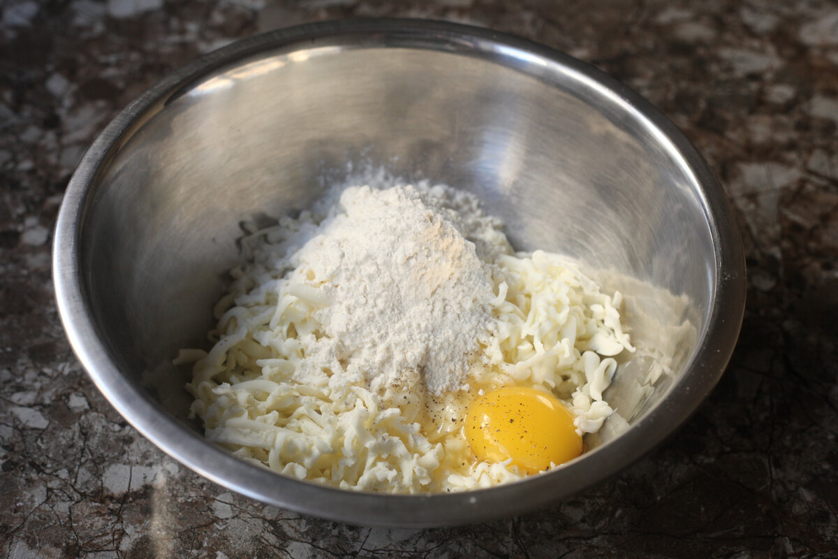 Курица плавленый сыр. Яйцо в плавленном сырке. Яйца с плавленным сыром на сковороде. Плавленый сыр яйцо мука рецепт с фото. Фото плавленого сыра в стакане.