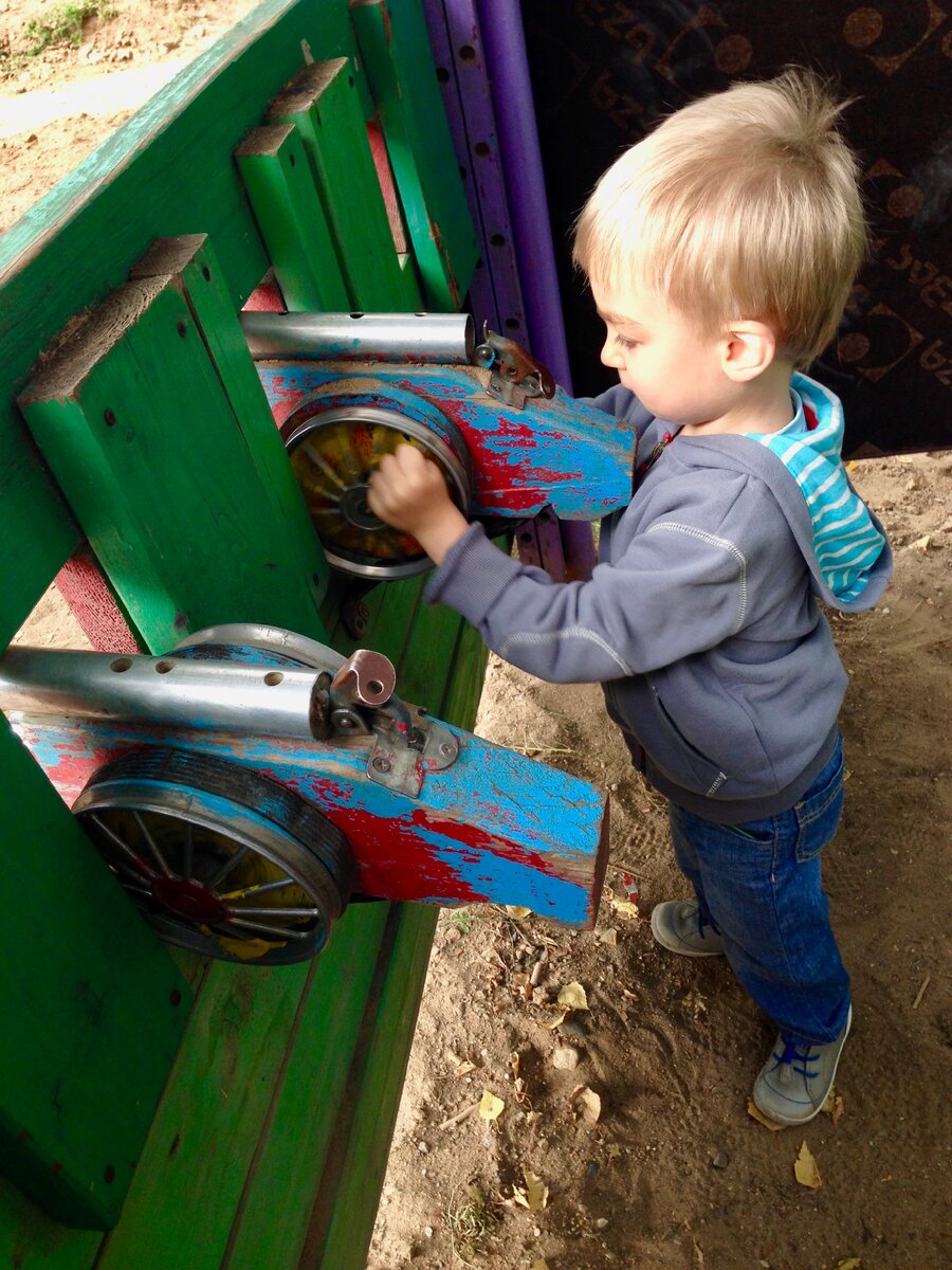Корабль с парусами, штурвалом и ружьями. Фото автора.