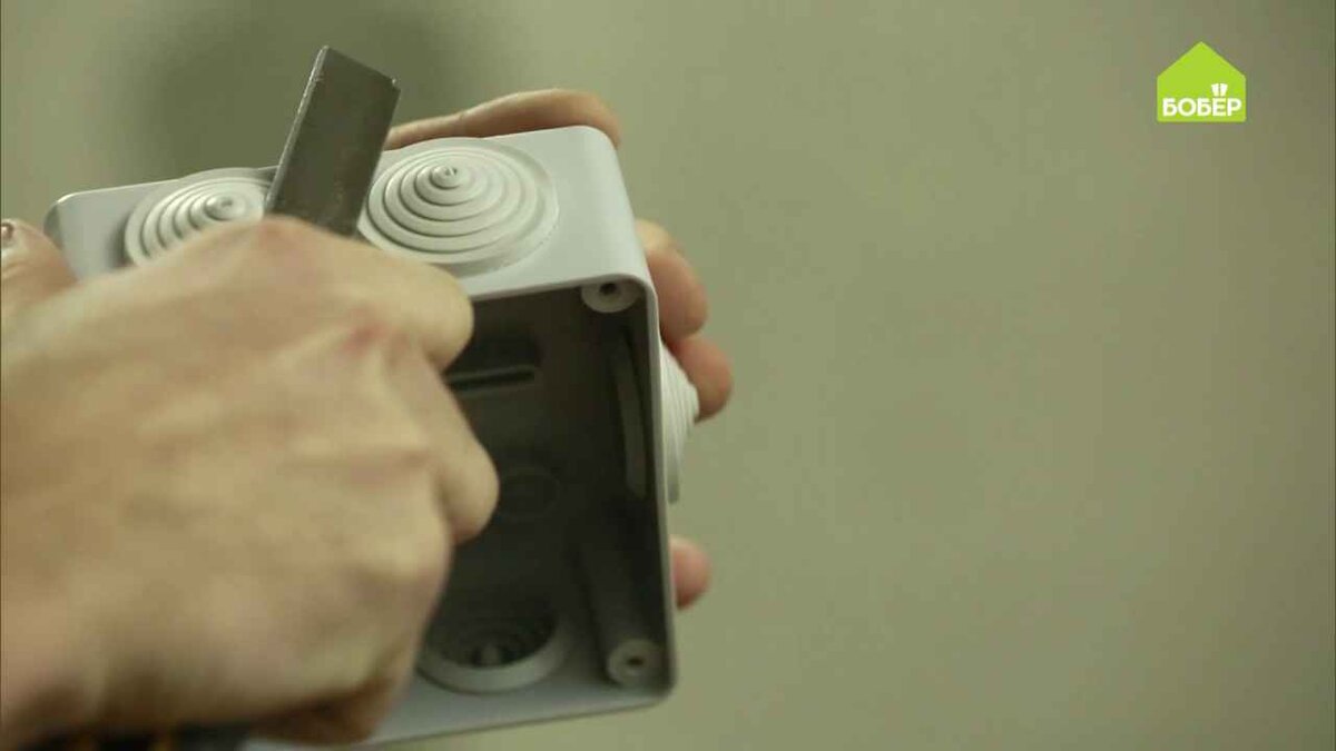 Соединяем два кабеля с цельнотянутой жилой
Чтобы завести кабель в коробку, при помощи ножа вырежьте в сальниках отверстие под кабель по специальной разметке.