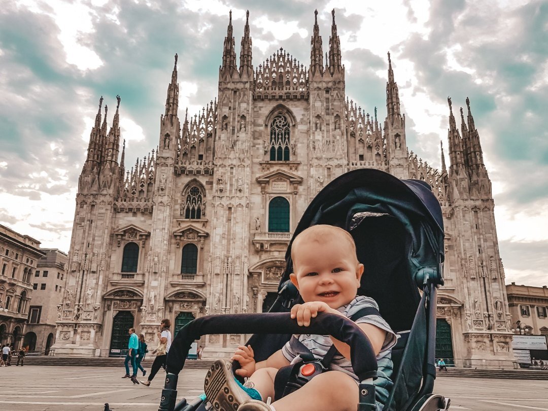 Дима в коляске YoYa на площади в Милане