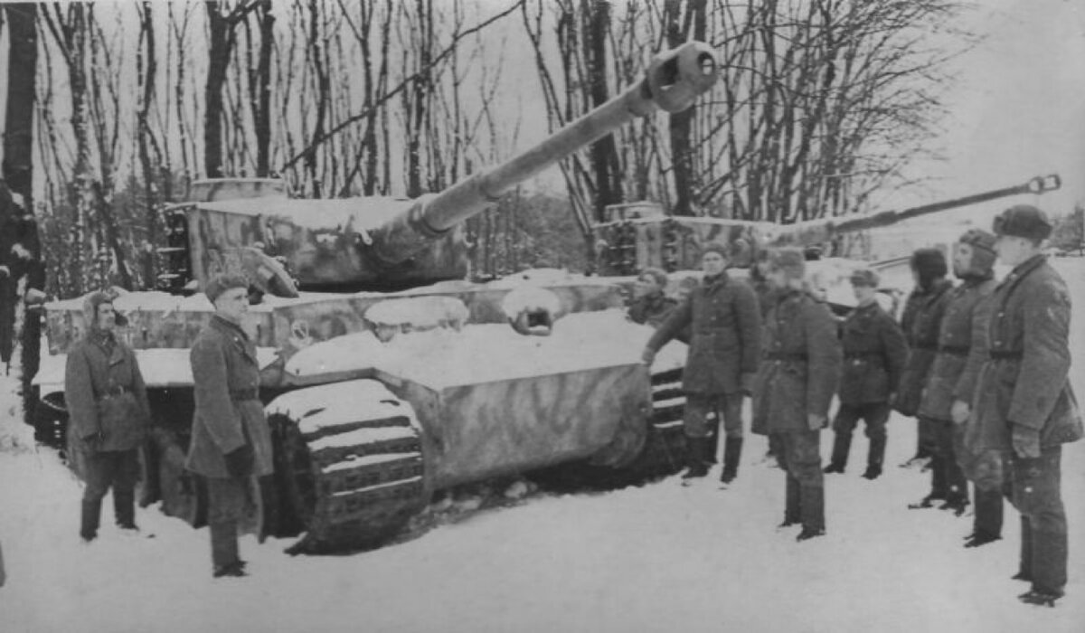 Советские солдаты осматривают танк Тигр