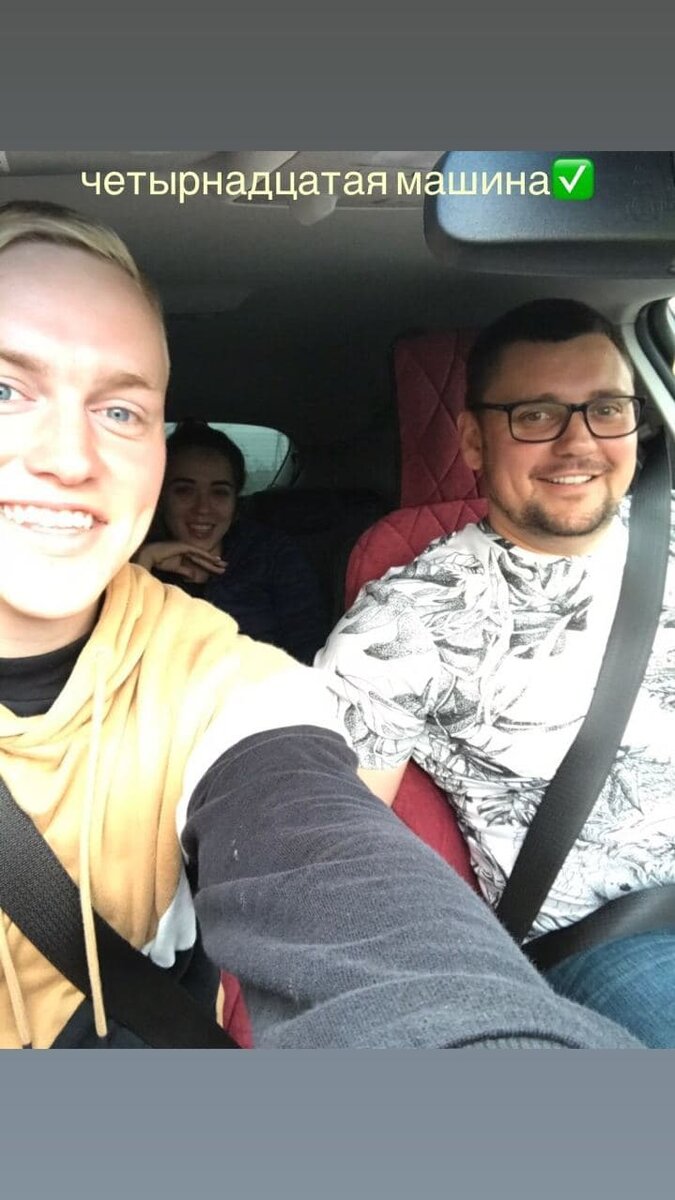 еще сзади сынишка сидел