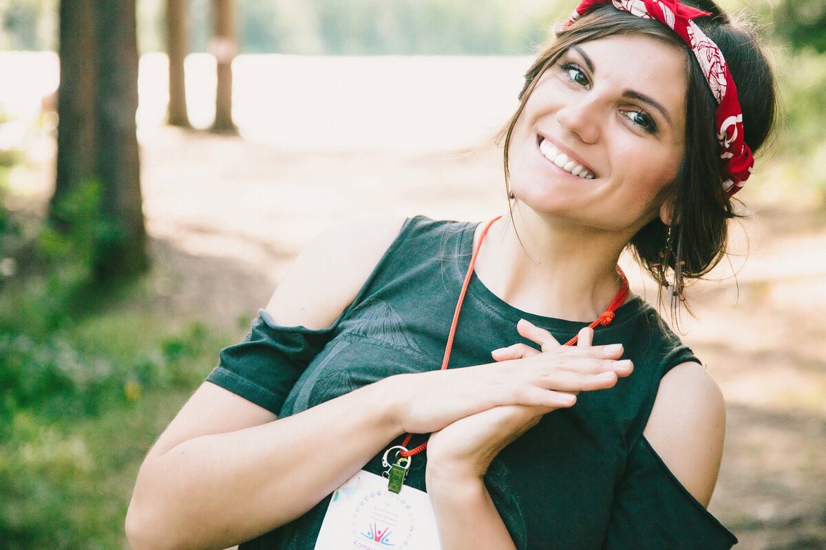 Фото Алексея Окулова, где я мило улыбаюсь на региональном молодежном форуме "Команда 29" в 2017 году