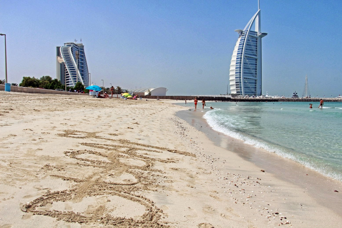 Пляж араб. Джумейра опен Бич. Пляж Джумейра в Дубае. Пляж Джумейра опен Бич в Дубае. Джумейра опен Бич пляж.