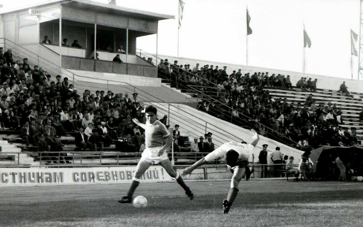 На фото Тлеухан Турмагамбетов с матчем Прикаспийцем.