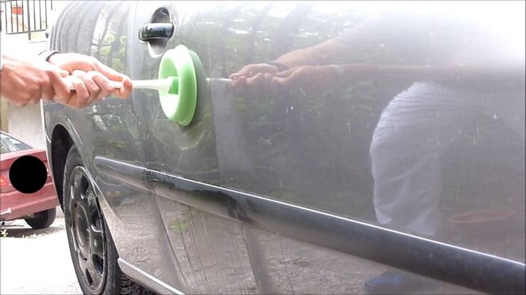 1.Вмятина? Используйте свой вантус Возможно, вы пошли на свой любимый концерт и припарковались в красивом месте. Вам понравилась музыка и шоу, но вы вышли и обнаружили, что ваша машина имеет вмятину. Вы не можете сказать, произошло ли это из-за группы пьяных людей, которых вы видели, или вы получили это после мойки машины, которую вы провели ранее днем. Все, что вы знаете, это то, что у вас есть вмятина, и вы определенно недовольны ею. Не волнуйтесь, это можно исправить, не повредив при этом ваш кошелек. Обрызгайте это место жидкостью и возьмите поршень  у себя дома. Нажмите на поршень и вытолкните вмятину. Не все вмятины вылезут наружу, особенно более деформированные, но попробовать стоит. 