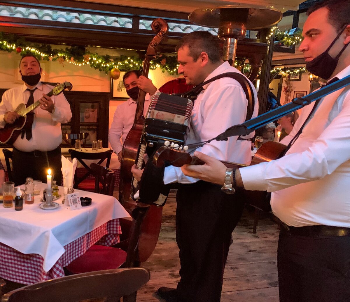 До 17.00 в ресторане играют музыканты