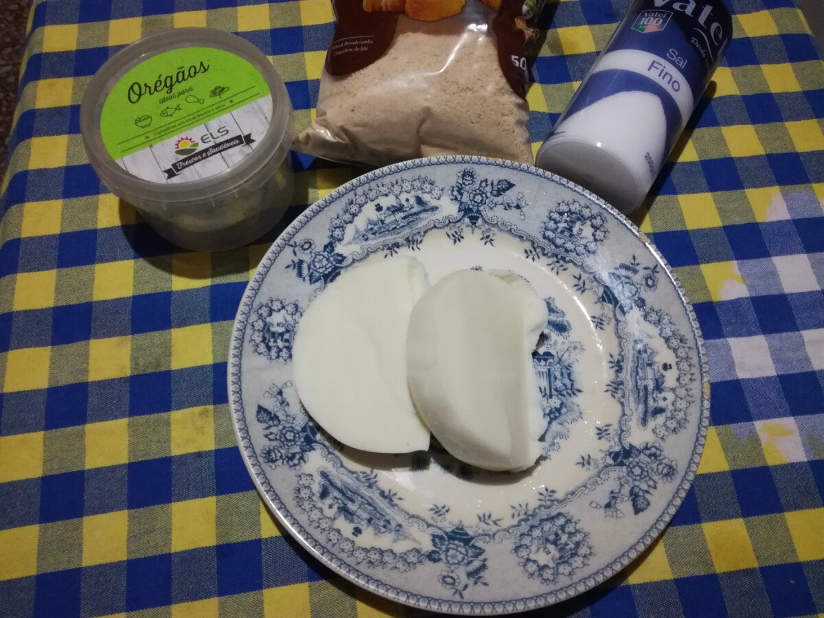 Сулугуни можно заменить моцареллой, но понадобится больше соли.