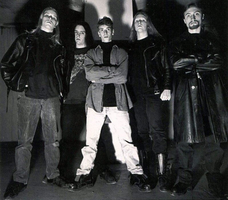 In Flames вместе с сессионными участниками (слева направо): Jesper Strömblad (гитара, ударные, клавишные), Johan Larsson (бас-гитара), Carl Näslund (гитара), Mikael Stanne (вокал), Glenn Ljungström (гитара).