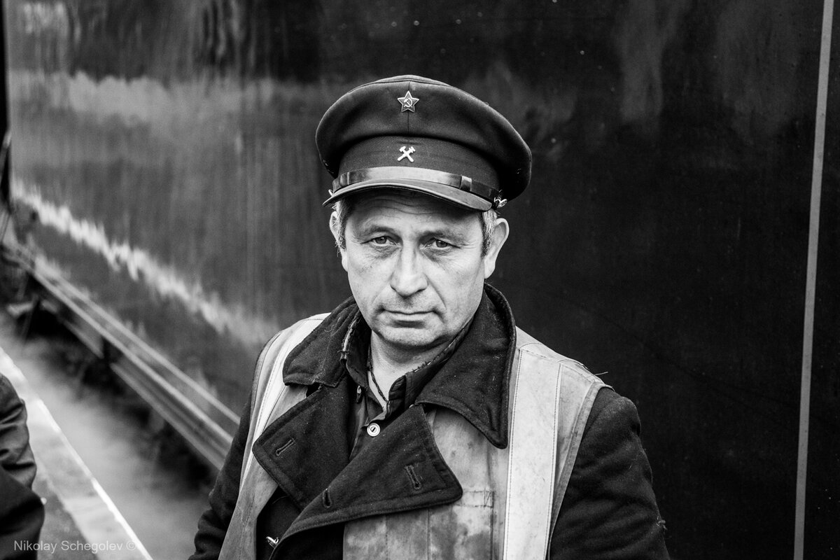 Портрет машиниста Валерия Л. у тендера паровоза Эр 766-41 (октябрь 2018)