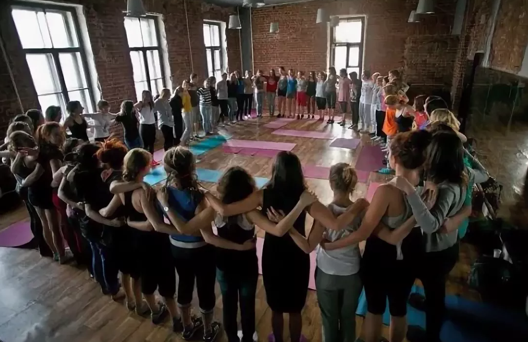 Без секта. Виссарион секта красноярский край город солнца. Собрание секты. Собрание секты. Без секта.