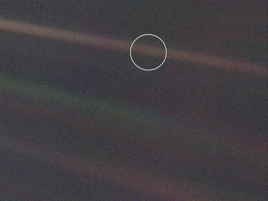 Pale Blue Dot (с англ. — «бледно-голубая точка») — фотография планеты Земля, сделанная космическим зондом «Вояджер-1» с рекордного расстояния в 5,9 миллиарда км, показывающая её на фоне космоса. Идея сделать снимок и это название были предложены Карлом Саганом, который также написал одноимённую книгу в 1994 году.