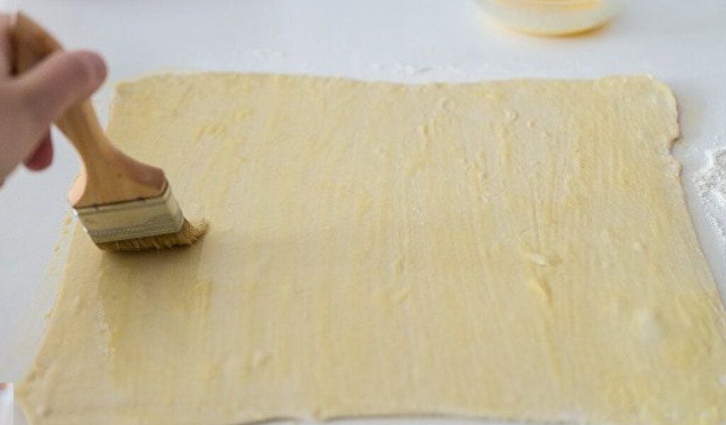 Для канала С.Пудовъ: Рецепт: Сырные палочки из слоеного теста с красным перцем -раскатать тесто...