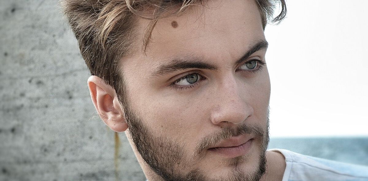 Илья Халмурзаев- музыкант и талантливый актер с яркой внешностью.Фото Яндекс Картинки.