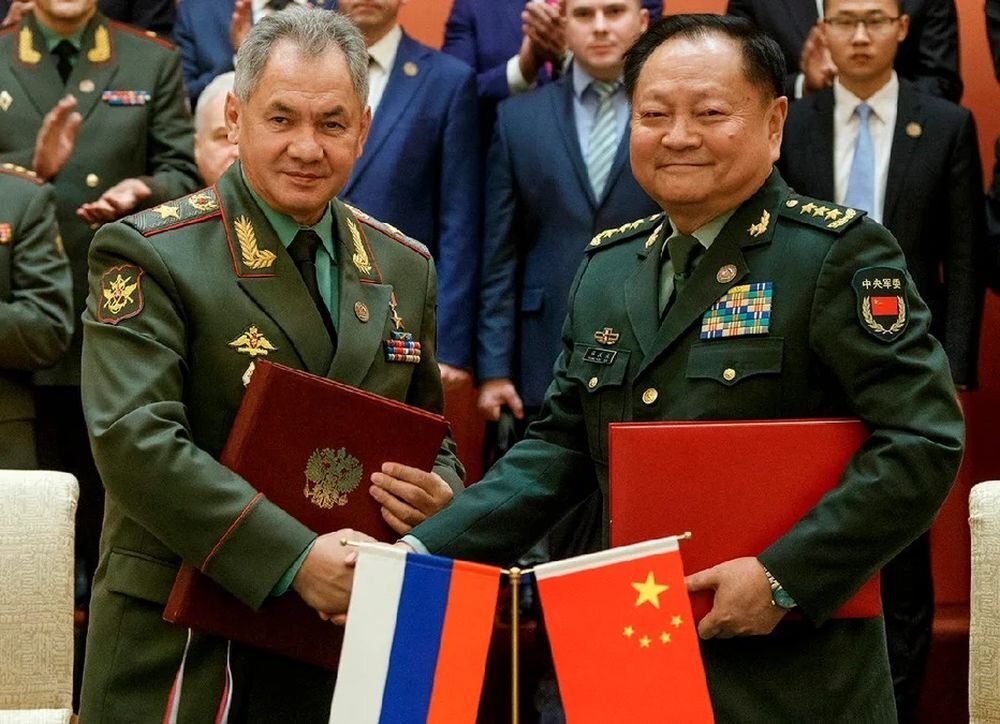 Министр обороны РФ Сергей Шойгу и зампредседателя ЦВС КНР Чжан Юся. Источник: news2.ru
