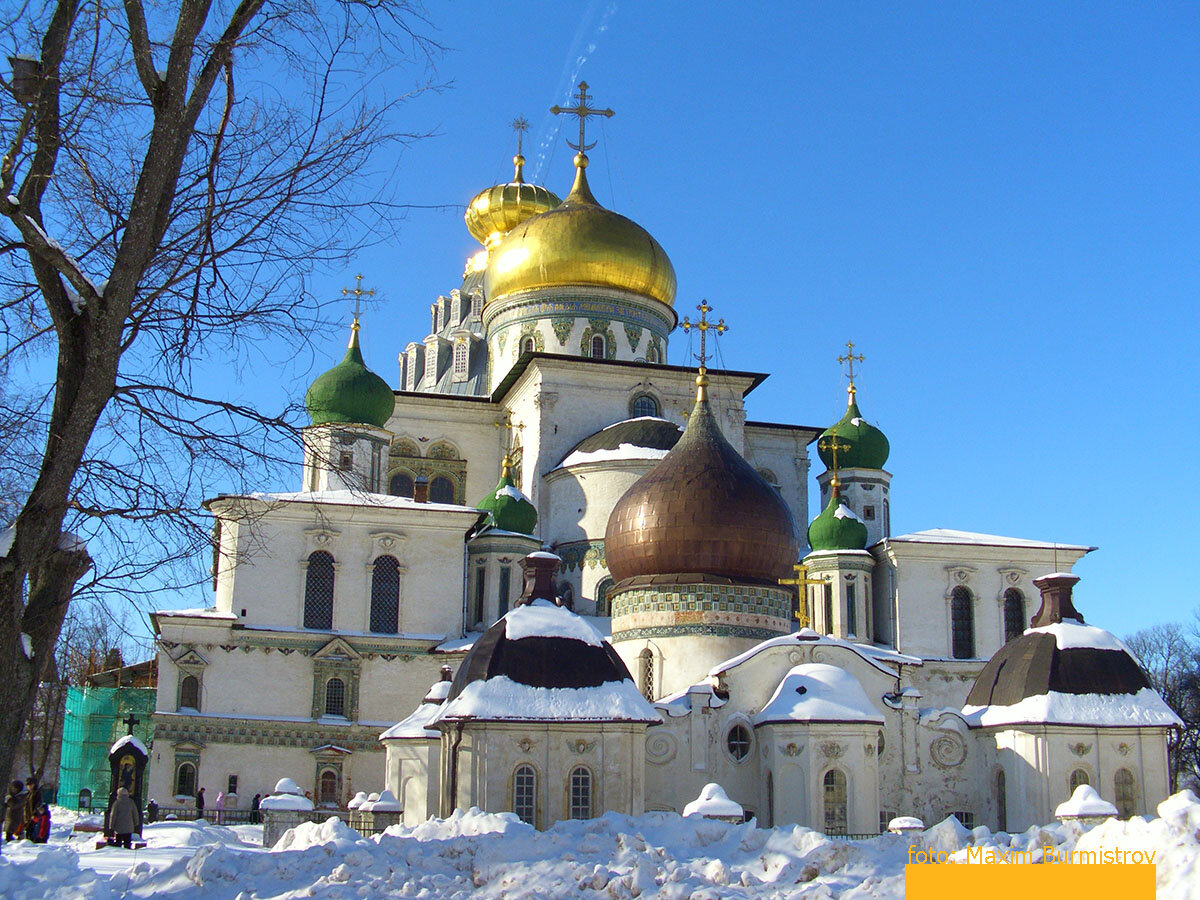 Храмы на фоне голубого зимнего неба, подсвеченные солнцем выглядят необычайно нарядно!