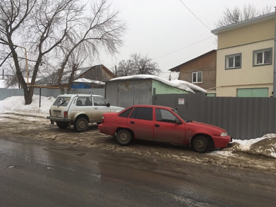 Парковка у забора частного дома