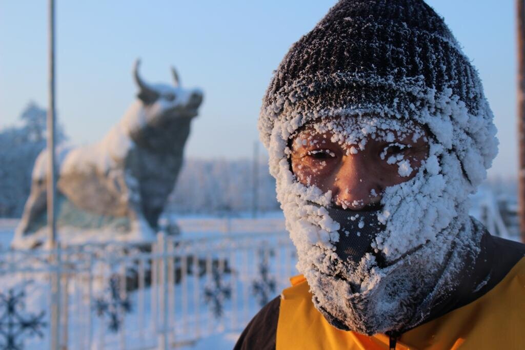 Якутск находится в дальневосточной части России, примерно в 450 километрах к югу от Полярного круга. Он носит звание самого холодного города на земле, с зимними температурами ниже -50°C.
