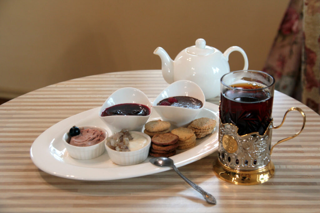 Первые опыты с тизерами в «У Покровки». Печенье — чабрецовое, ржаное, ореховое, овсяное — и намазки: паштет из куриной печени со смородиной, свежее ягодное варенье, шоколадный крем, творожный крем с ряпушкой слабой соли. © Ольга Никандрова