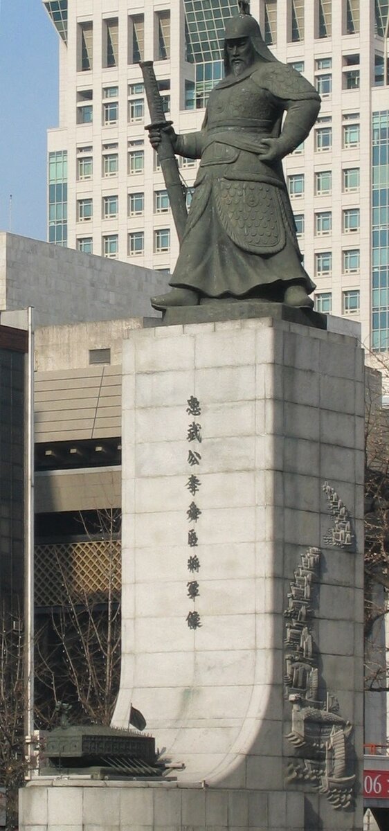 Ли сун сине. Адмирал ли Сун син. Ли Сунсин памятник. Памятник ли Сунсину в Сеуле. Статуя ли Сун сина.