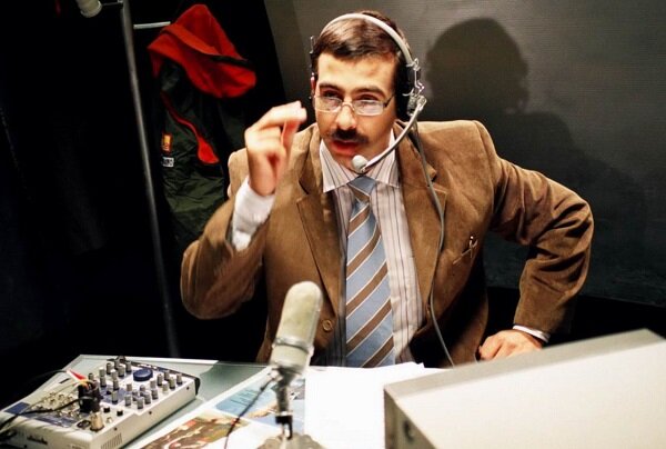 Ургант в роли спортивного комментатора. Кадр из фильма "Неваляшка"