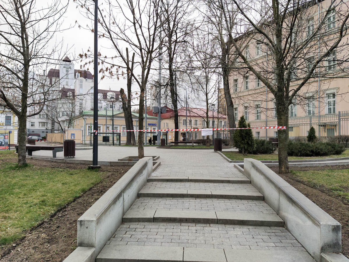 Сквер на площади Разгуляй. Вход на сквер перекрыт ленточкой. Апрель 2020.