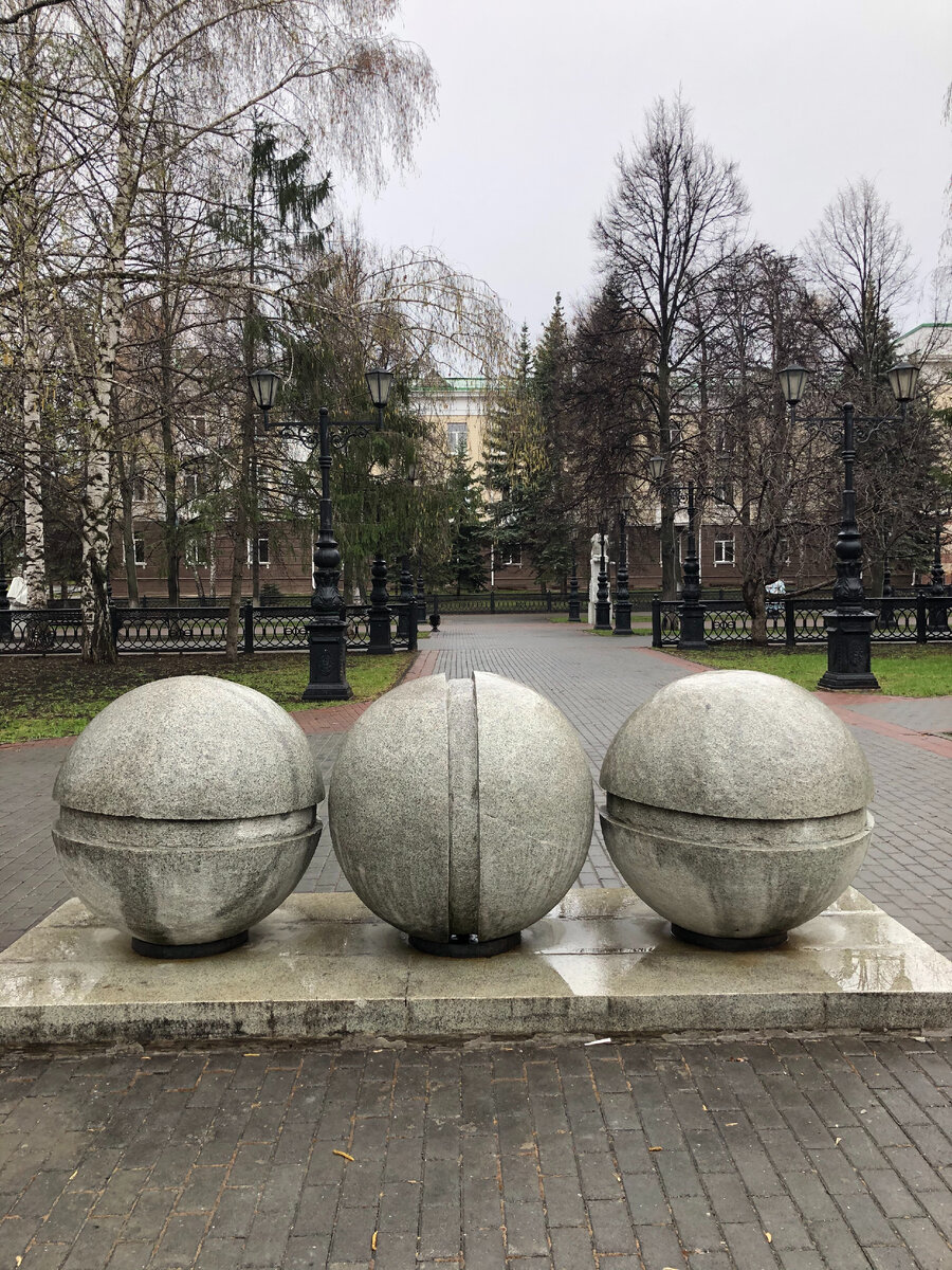Памятник «Три шурупа», Уфа