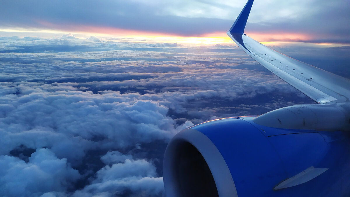 Хочется пронестись над облаками - и прямо с трапа - в тёплое море