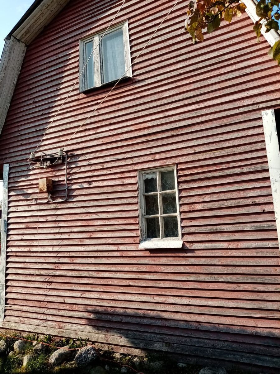 Снаружи походе на дом, только фронтон "убежал" на пару дециметров. Стоит на земле. Листайте вправо