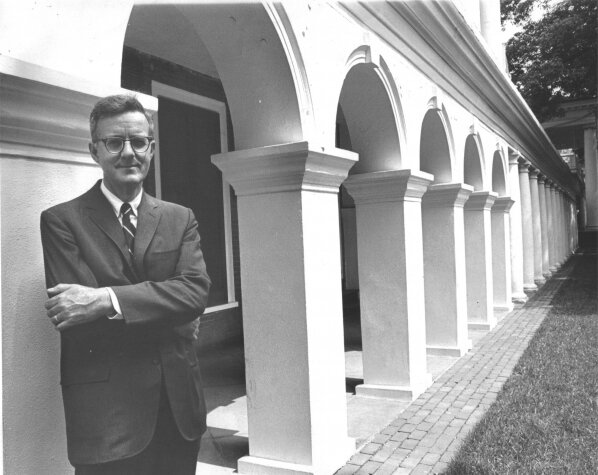 Ян Стивенсон (1918-2007) проводил научные исследования случаев предполагаемой реинкарнации с 60-х годов ХХ века 