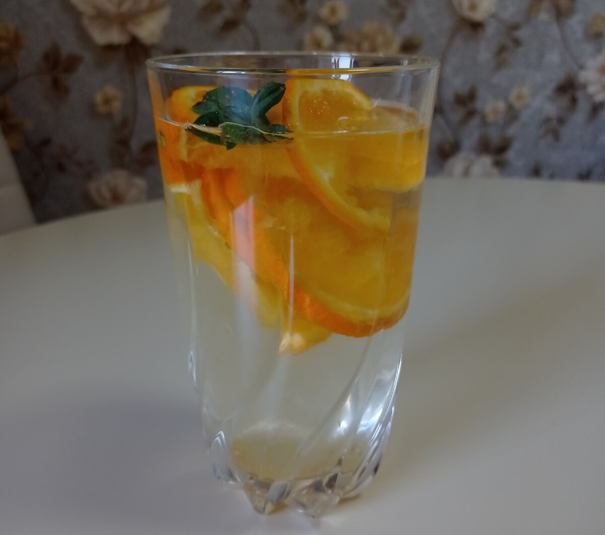                Даю лимонаду настояться минут десять,вкус станет ярче