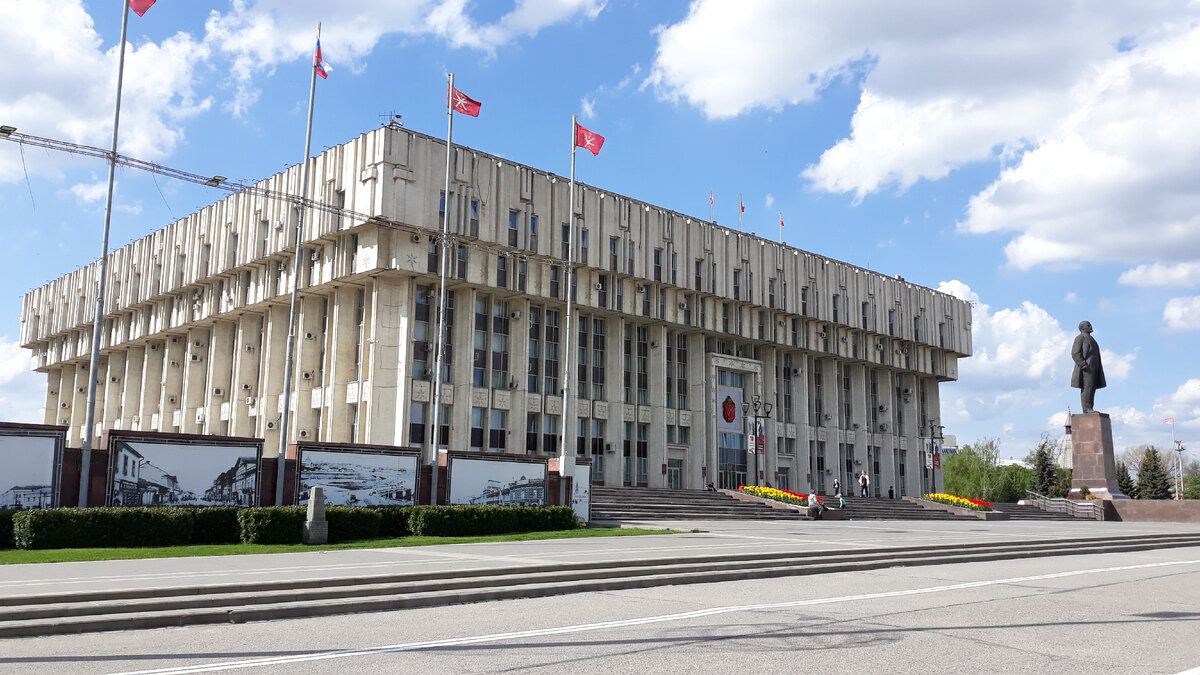 Площадь Ленина. Здание администрации. Ильич - без него никак Фото автора