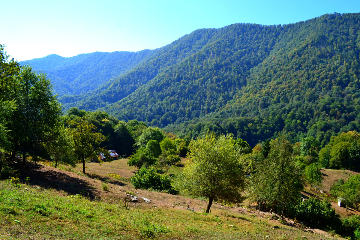 Полузаброшенное поселение Ажек высоко в горах