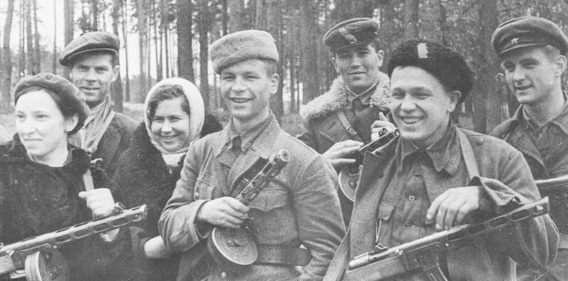 Белорусские партизаны времен ВОВ. Источник: Яндекс картинки