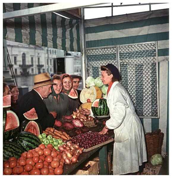 Продажа овощей и фруктов на Трубной площади. Яков Рюмкин, 1956 год, г. Москва, МАММ/МДФ.