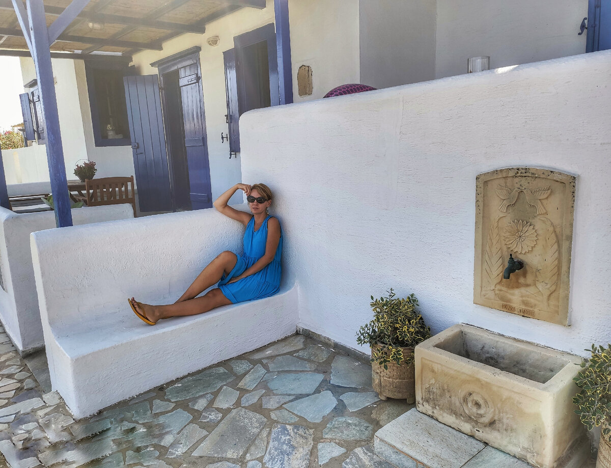 Когда очень жарко, лучше укрыться в тени. И отдохнуть) чем и занята автор на фото