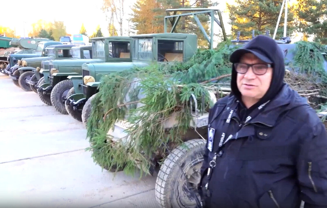 На этом кадре продюсер и сценарист Игорь Угольников рассказывает про военную технику, использованную в фильме.