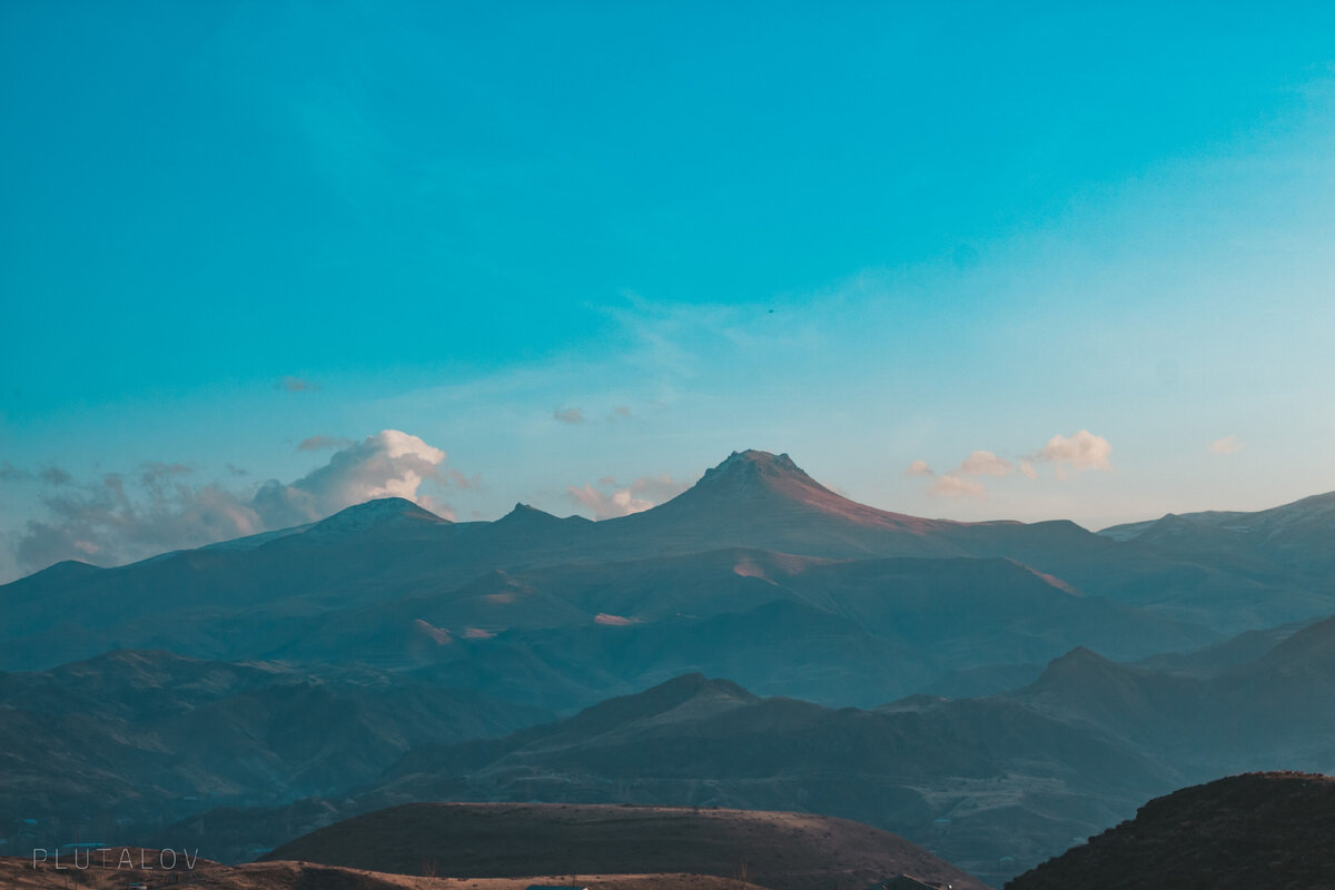 По пути в город Горис, который находится недалеко от границы с Азербайджаном и Ираном.