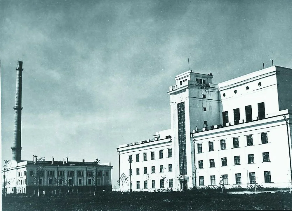 Пуск первой аэс. Обнинская АЭС Обнинск. Обнинская АЭС 1954. Обнинская АЭС первая в мире. Первая АЭС В Обнинске 1954.