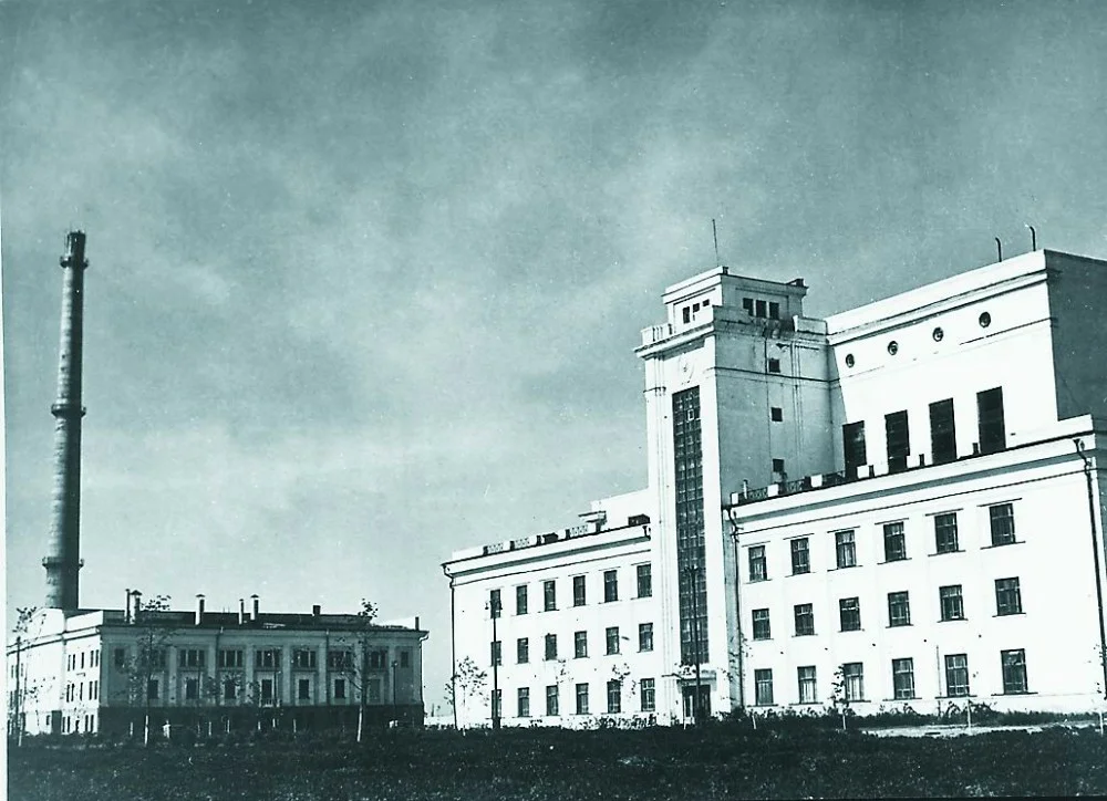 Первая атомная электростанция под руководством. Обнинская АЭС Обнинск. Обнинская АЭС 1954. Первая в мире атомная электростанция в Обнинске 1954. Первая АЭС В Обнинске 1954