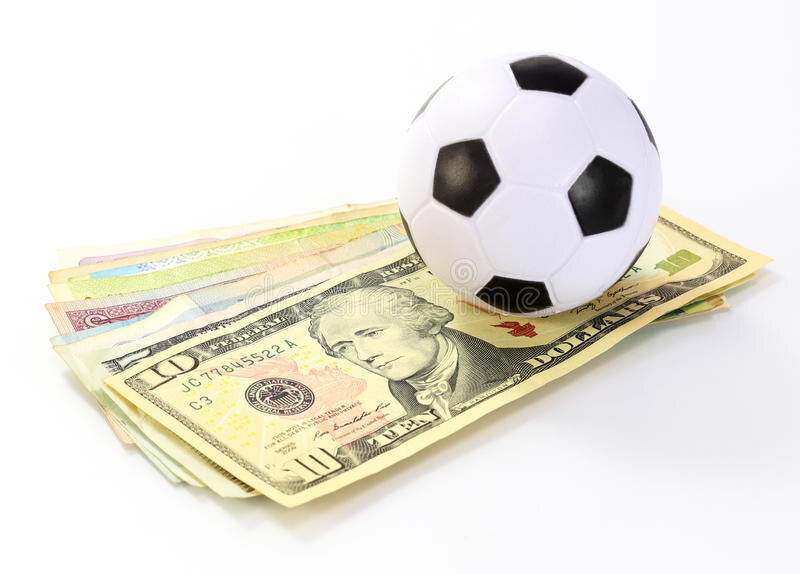 Союз Советских Социалистических Республик канул в лету в 1991 году, а вместе с ним отошли в вечность и розыгрыши футбольного чемпионата этого государства. И пусть выдающихся успехов на клубном уровне советские футболисты не показывали, не сумев ни разу взять почетный Кубок европейских чемпионов, в Европе никто не сомневался – чемпионат, проводимый на одной шестой части земного шара, является мощным, конкурентоспособным и постоянно прогрессирующим. Неслучайно после того, как пал «железный занавес», масса советских игроков потянулась за рубеж – на них был спрос, хотя некоторым, вроде легендарного Олега Блохина, было уже далеко за тридцать. 
Последний розыгрыш чемпионата СССР завершился в ноябре 1991 года. В нем приняли участие 16 команд из союзных республик, а чемпионом стал московский ЦСКА. Затем новосозданные независимые государства начали отделяться друг от друга и в футболе, создавая друг за другом свои собственные федерации и чемпионаты. Сразу по шесть полпредов из последнего розыгрыша первенства СССР перешли в чемпионаты России и Украины, а еще по одному – в лиги Армении, Беларуси, Узбекистана и Таджикистана.

Некоторых клубов из тех, кто сыграл в сезоне-1991 уже нет (например, ортодоксального украинского «Днепра»), другие переживают не лучшие времена и играют в низших лигах своих чемпионатов, а потому сегодня мы попробуем собрать расширенный состав участников и представить, как могла бы выглядеть советская лига, если бы государство не развалилось три десятилетия тому назад.

Примем за основу лигу из 20 команд, некоторых из которых на момент распада СССР еще и не существовало (БАТЭ, «Астана», «Краснодар» и другие), но ныне они играют важные роли в своих странах, входивших ранее в состав объединенного советского государства. Кроме того, в топовых лигах Европы (Англия, Испания, Италия, Франция) играют именно по 20 команд, что сделает проще и несколько корректнее наше дальнейшее сравнение, хотя и Германия с ее 18 командами в первой Бундеслиге находится неподалеку.

Итак, если бы чемпионат СССР существовал, то в его Высшую лигу ныне могли бы входить следующие команды, которые ныне имеют указанные ниже совокупные трансферные стоимости игроков, по оценкам портала Transfermarkt:

Клуб	Страна	Побед в чемпионате СССР	Стоимость команды, млн евро
«Арарат»	Армения	1	4
«Астана»	Казахстан	0	16,4
БАТЭ	Беларусь	0	10,4
«Динамо» Киев	Украина	13	115,85
«Динамо» Минск	Беларусь	1	7,8
«Динамо» Москва	Россия	11	62,6
«Динамо» Тбилиси	Грузия	2	5,3
«Заря» Луганск	Украина	1	19,4
«Зенит»	Россия	1	170
«Кайрат»	Казахстан	0	22,7
«Краснодар»	Россия	0	111,2
«Локомотив» Москва	Россия	0	88,5
«Ростов»	Россия	0	47,15
«Рубин»	Россия	0	61,1
«Сочи»	Россия	0	31
«Спартак» Москва	Россия	12	130,9
ЦСКА Москва	Россия	7	135,3
«Шахтер» Донецк	Украина	0	151,7
«Шахтер» Солигорск	Беларусь	0	10,35
«Шериф»	Молдова	0	8,8

Прогнозируемо самой дорогой командой на нынешнем постсоветском пространстве обладает «Зенит». Футболисты питерского клуба, ключевым спонсором которого является газовый монополист «Газпром», в сумме оценены экспертами в 170 миллионов евро. Чуть дешевле них – донецкий «Шахтер» (151,7 млн евро), за которым расположились московские ЦСКА (135,3 млн евро) и «Спартак» (130,9 млн евро), а также киевское «Динамо» (115,85 млн евро).

Конкурент для топ-5, или Сколько бы стоил чемпионат СССР в наше время

Совокупная стоимость двадцати команд, которые приведены выше, составляет 1,2 миллиарда евро. Эта цифра втрое уступает суммарной стоимости клубов нынешней французской Лиги 1, которая находится на пятом месте среди наиболее дорогостоящих футбольных лиг европейского континента. Однако не стоит забывать, что приблизительно одинаковые футболисты из разных по успешности чемпионатов оцениваются экспертами по-разному, а потому стоимости, конечно же, были бы иными, если бы советский чемпионат продолжал существовать, и показывал бы прежнюю силу и могущество как минимум внутренней конкуренции.

№	Чемпионат	Страна	Общая стоимость игроков, млдр евро
1	Премьер-лига	Англия	8,58
2	Серия А	Италия	5,14
3	Примера	Испания	4,9
4	Бундеслига	Германия	4,56
5	Лига 1	Франция	3,63
6	Высшая лига	СССР	1,21
7	Примейра	Португалия	1,16

Также интересно будет взглянуть на топ-5 наиболее дорогостоящих футболистов из команд, которые потенциально могли бы ныне входить в чемпионат СССР. Примечательно, что в их числе только один представитель, так сказать, коренной нации, а все остальные – легионеры. Эта ситуация была бы нереальна во времена традиционного советского футбола, однако теоретически могла бы стать явью во времена развитого социализма, если бы тот таки сумел добраться до идеалов, о которых рассказывали с трибун политики тех времен.

Итак, пятерка самых дорогих футболистов из команд, которые могли бы выступать в чемпионате СССР в наше время, если бы это государство продолжило свое существование, выглядит следующим образом:

№	Футболист	Гражданство	Клуб	Стоимость, млн евро
1	Никола Влашич	Хорватия	ЦСКА Москва	30
2-3	Виктор Цыганков	Украина	«Динамо» Киев	24
2-3	Малком	Бразилия	«Зенит»	24
4	Сердар Азмун	Иран	«Зенит»	23
5	Тете	Бразилия	«Шахтер» Донецк	20

Как видим, сверх дорогостоящих футболистов ныне на постсоветском пространстве нет, хотя во времена СССР отдельные звезды чемпионата по тем меркам стоили колоссальных денег – на уровне, а то и выше, европейских. Чего стоят только фамилии Льва Яшина и Олега Блохина, за которых боссы мадридского «Реала» в разные времена были готовы заплатить баснословные деньги, но советская система не предполагала платных трансферов, тем более с капиталистическими государствами.

Насколько успешен был бы сейчас чемпионат, состав участников которого мы обозначили выше? Судить сложно, но как минимум по именам он был бы не слабее французского, а по уровню конкуренции и азарта, так и вовсе мог быть сопоставим с английской Премьер-лигой, если не являться наиболее непредсказуемым среди всей топ-пятерки.

Интересно, что если взять суммарный коэффициент, набранный клубами из указанных постсоветских стран в таблице УЕФА, то получится весьма пристойный показатель – 123,482, что поставило бы чемпионат СССР на первое место в этом табеле о рангах. Конечно, буквально суммировать все коэффициенты стран (России, Украины, Грузии, Беларуси, Армении и Казахстана), а затем сравнивать их с одной Англией некорректно, но для понимания потенциала утерянной лиги вполне допустимо.

Поднимется ли какой-либо из постсоветских чемпионатов до уровня советской Высшей лиги? Крайне сомнительно, учитывая реалии и тенденции развития каждого из чемпионатов независимых постсоветских государств, где клубы порой пропадают просто как и без того редкие растения в пустыне… Впрочем, экономические вопросы, напрямую влияющие на эти процессы, уже выходят за плоскость нашего небольшого теоретического исследования, а потому оставим их людям с учеными степенями – благо они в наших широтах еще не перевелись…

