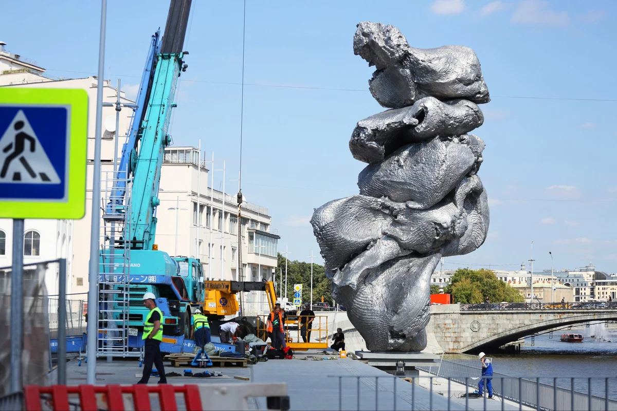 Много в москве больших. Урс Фишер скульптура на Болотной площади. Урс Фишер скульптура в Москве. Скульптура Урса Фишера на Болотной. Большая глина 4 Урс Фишер.