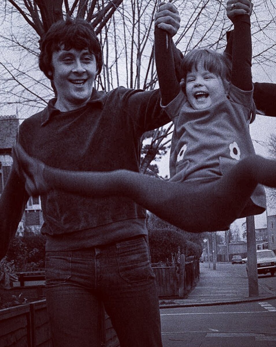 Листайте→ Кейт Бекинсейл с отцом Ричардом Бекинсейлом. Фото из её инстаграм: www.instagram.com/katebeckinsale