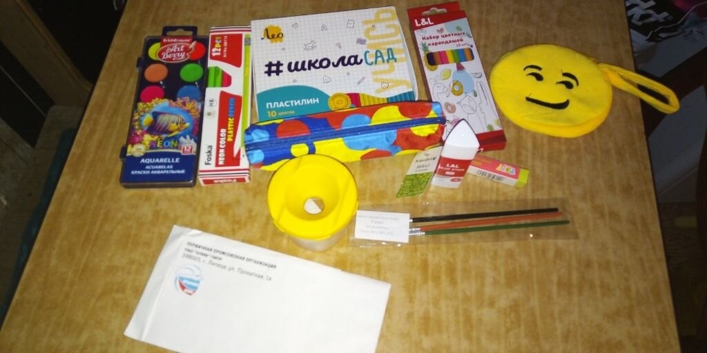 Содержимое. Подставка уже в ходу, светоотражатель уже сломали и потеряли)